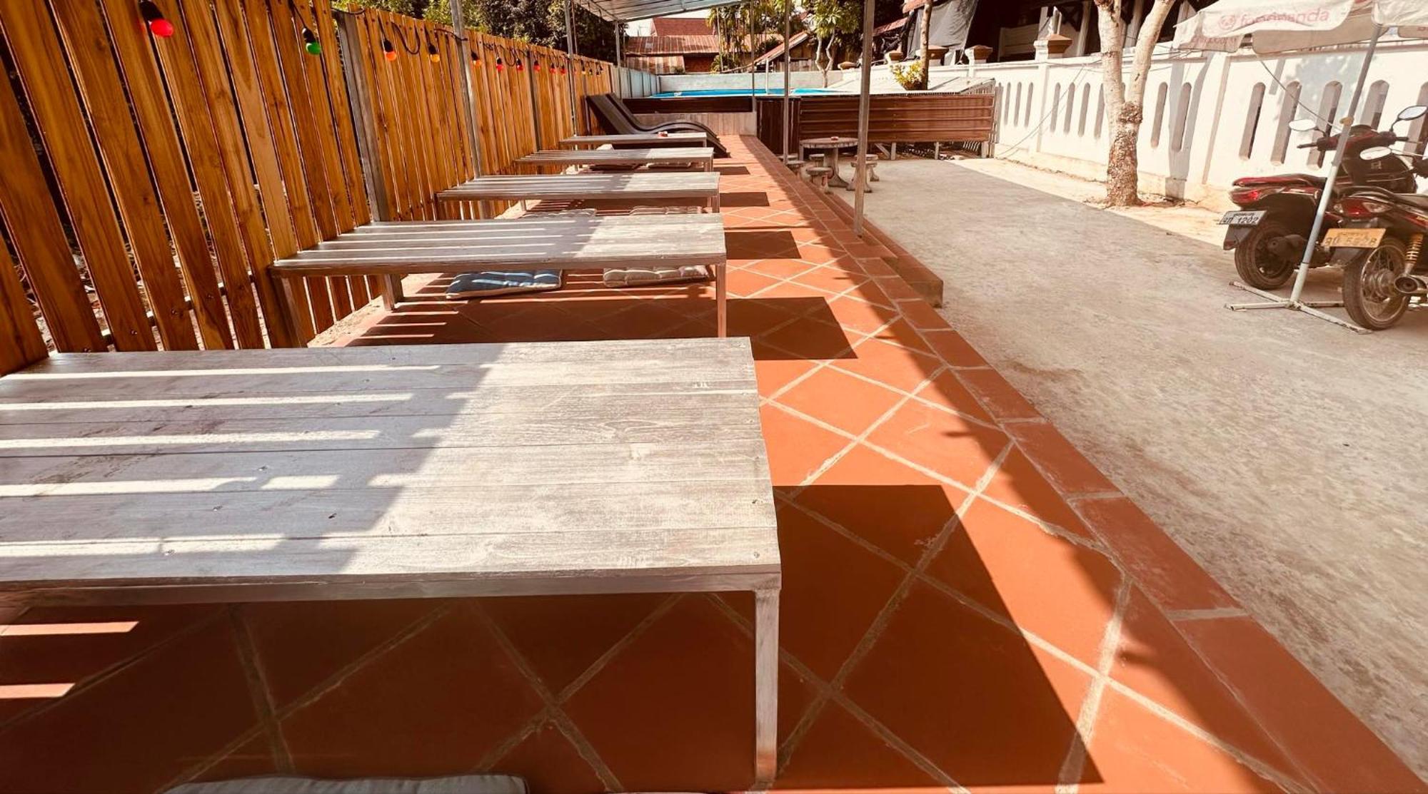 לואנג פרבאנג Vongprachan Backpackers Hostel מראה חיצוני תמונה
