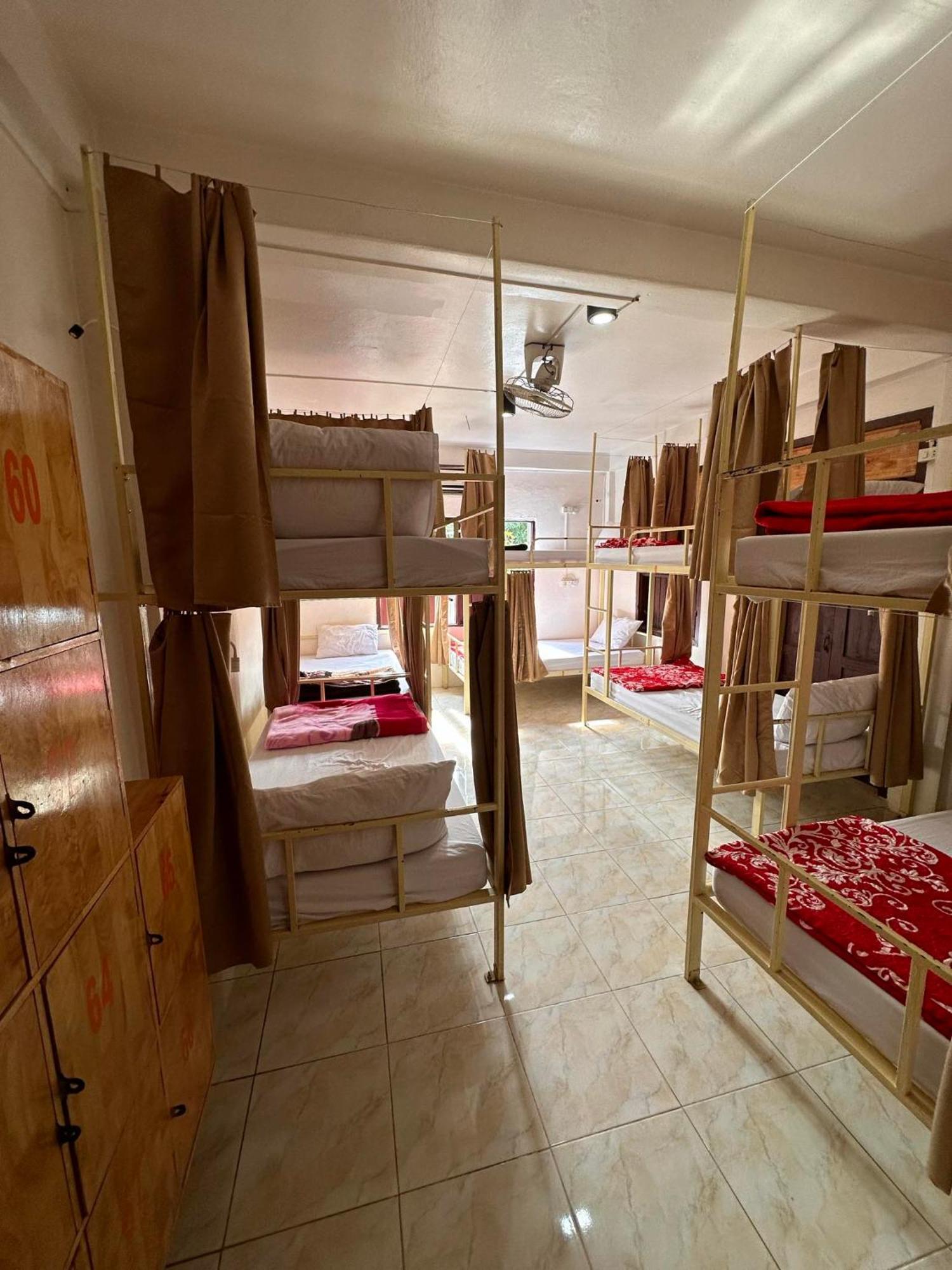 לואנג פרבאנג Vongprachan Backpackers Hostel מראה חיצוני תמונה