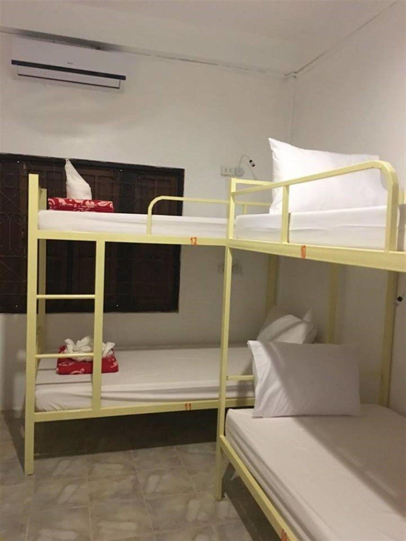 לואנג פרבאנג Vongprachan Backpackers Hostel מראה חיצוני תמונה